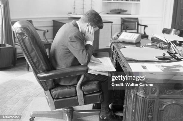 John Fitzgerald Kennedy At The White House. Washington - Etats-Unis dans le Bureau Ovale de la Maison Blanche, portrait de profil du président John...