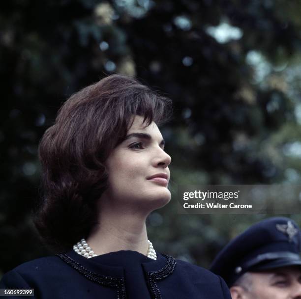 Jacqueline Kennedy In The Gardens Of At The White House. A Washington, en 1961, portrait de Jacqueline KENNEDY dans les jardins de la Maison Blanche,...