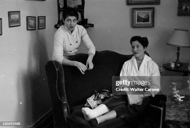 Countess Of Paris Broke Her Leg. 17 mars 1955- Reportage sur la Comtesse de Paris qui s'est cassée la jambe, s'occupant en faisant de la couture sur...