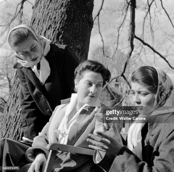 Countess Of Paris Broke Her Leg. 17 mars 1955- Reportage sur la Comtesse de Paris qui s'est cassée la jambe:dans un parc, la Comtesse se reposant...