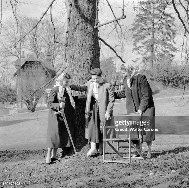 Countess Of Paris Broke Her Leg. 17 mars 1955- Reportage sur la Comtesse de Paris qui s'est cassée la jambe: dans un parc, la Comtesse s'est levée de...