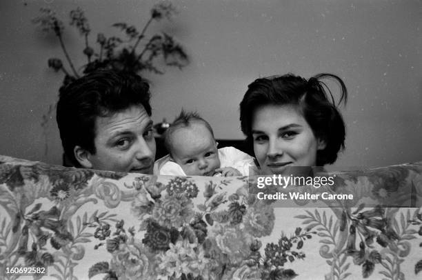 Rendezvous With Antonella Lualdi And Franco Interleghi. Rome- 24 mars 1956- A l'occassion de la naissance de leur fille Stella, portrait de famille...