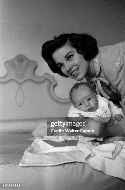 Rendezvous With Antonella Lualdi And Franco Interleghi. Rome- 24 mars 1956- A l'occassion de la naissance de leur fille Stella, portrait de famille...