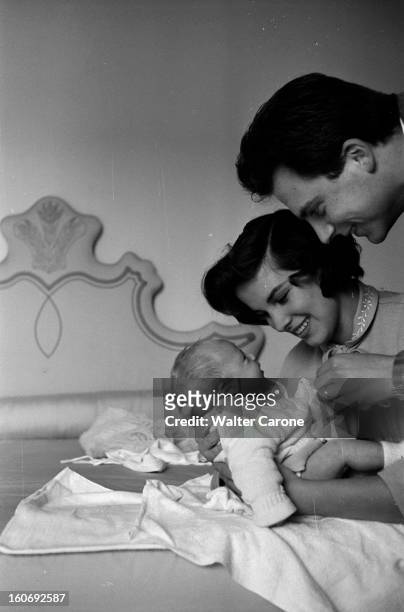 Rendezvous With Antonella Lualdi And Franco Interleghi. Rome- 24 mars 1956- A l'occassion de la naissance de leur fille Stella, portrait de famille...