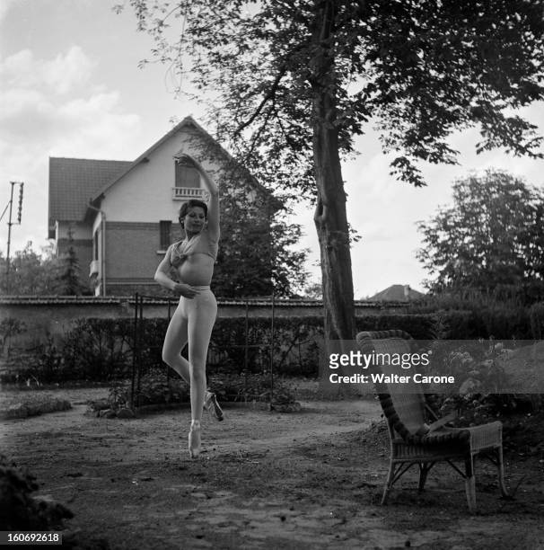 Rendezvous With Zizi Jeanmaire. Saint-Maur-des Fossés, août 1950 : Zizi JEANMAIRE chez elle dans dans sa maison du quartier de La...