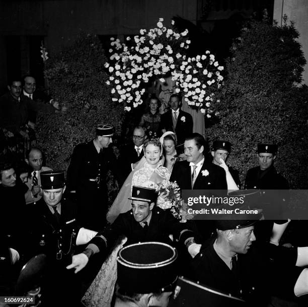 Errol Flynn Marriage With Patricia Wymore. Nice - 23 octobre 1950 - A l'occasion de leur mariage, après la cérémonie religieuse, Errol FLYNN et...