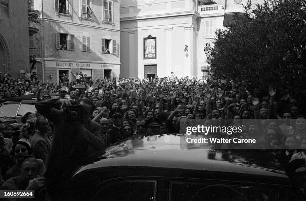 Errol Flynn Marriage With Patricia Wymore. Nice - le 23 octobre 1950 - Dans une rue à l'occasion du mariage religieux d'Errol FLYNN avec Patrice...