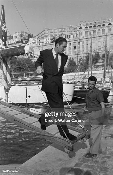 Errol Flynn Marriage With Patricia Wymore. Monaco - 23 octobre 1950 - Dans le port, à l'occasion de son mariage avec Patrice WYMORE, Errol FLYNN...