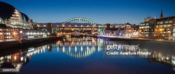 tyne bridge panorama - gateshead millennium bridge stockfoto's en -beelden