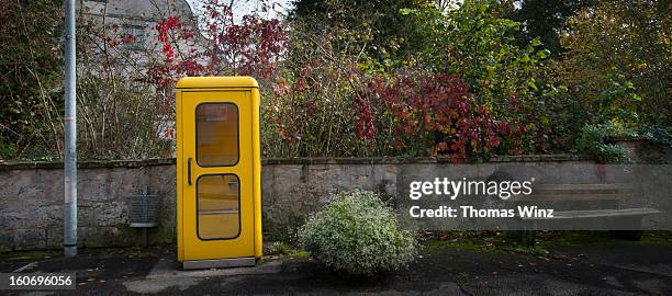 old yellow phone booth - telefonzelle stock-fotos und bilder