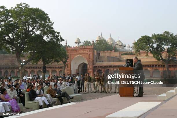 Rendezvous With The Aga Khan In India. L'AGA KHAN faisant un discours lors d'une cérémonie pour l'émission d'un timbre commémoratif dans la cour du...