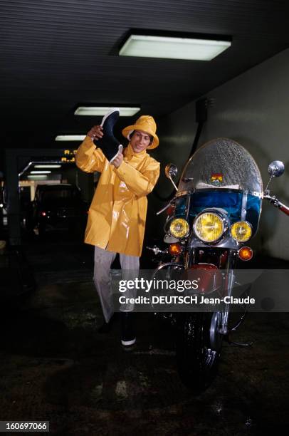 Close-up Of Jacques Dutronc. Paris - décembre 1966 à janvier 1967 - Dans un garage, sortant d'une station de lavage, le chanteur Jacques DUTRONC à...