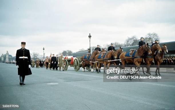 The Funeral Of Marshal Alphonse Juin In Paris. Tiré par un groupe de six cavaliers, le corbillard sur lequel repose le cercueil du Maréchal ,...