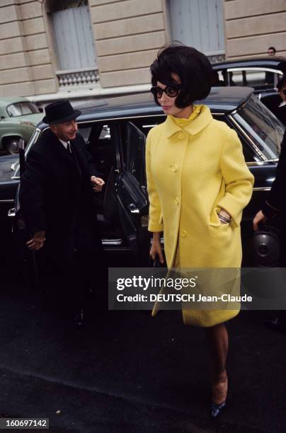 The Marriage Of Sophia Loren And Carlo Ponti. Sophia LOREN vêtue d'un manteau jaune portant des lunettes noires traverse une rue.