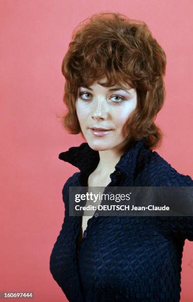 Rendezvous With Linda Thorson In London. Portrait de Linda THORSON, portant un chemisier bleu nuit échancré; vue de trois-quart gauche.