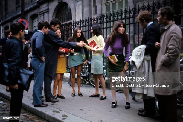 Fashion Mini Skirts In The Street. En France, en septembre 1967, présentation de la mode mini jupes dans la rue: Dans la rue, quatre mannequins...