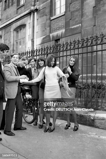 The Anti-peyrfitte Weapon: The Extending Mini-skirt. En France, en septembre 1967, présentation de la mode mini jupes dans la rue: Dans la rue, trois...