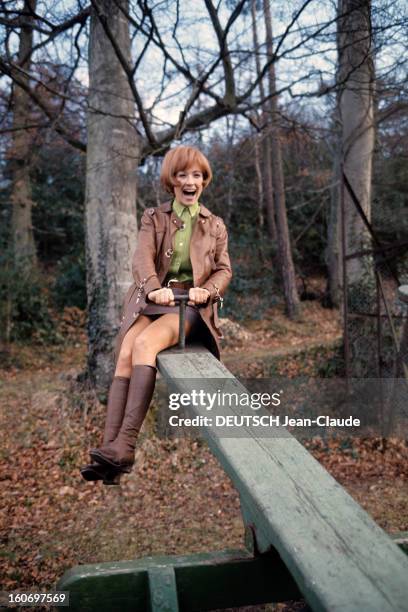 Close-up Of Marlene Jobert. En mars 1968, l'actrice Marlène JOBERT, vêtue d'un chemisier vert, d'une mini-jupe, d'un manteau en cuir et d'une paire...