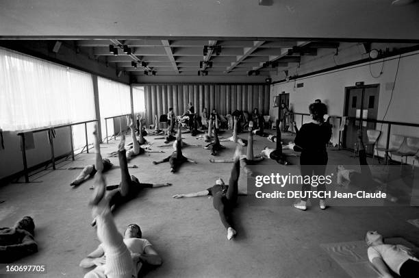 The Contemporary Ballet-theater In Amiens. A Amiens, à la Maison de la culture, les danseurs du BALLET THEATRE CONTEMPORAIN D'AMIENS, dirigé par...