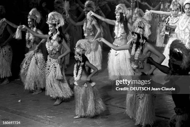 Iaora Tahiti Ballet At The Champs Elysees Theater In Paris. Paris, Théâtre des Champs Elysées- 14 décembre 1966- Les Ballets IAORA TAHITI : danseuses...