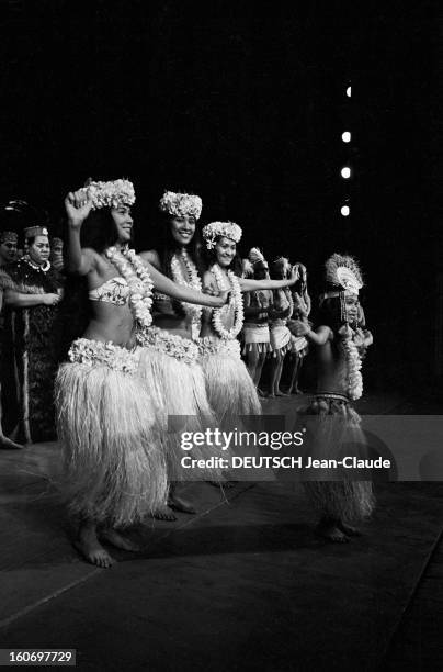 Iaora Tahiti Ballet At The Champs Elysees Theater In Paris. Paris, Théâtre des Champs Elysées- 14 décembre 1966- Les Ballets IAORA TAHITI: danseuses...