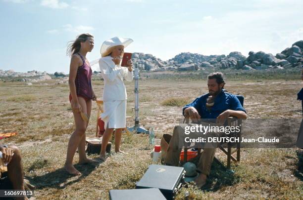 Shooting Of The Film 'Liza' By Marco Ferreri. Attitude de Catherine DENEUVE en tailleur blanc et capeline assortie Yves SAINT LAURENT, pieds nus,...