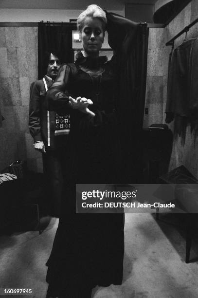 Catherine Deneuve: Fitting At Yves Saint Laurent. Catherine DENEUVE lors d'une séance d'essayage dans l'atelier d'Yves SAINT LAURENT à PARIS :...