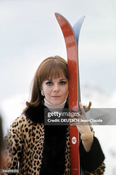 Rendezvous With An Avalanche Of Stars In Avoriaz. Nathalie WOOD, vêtue d'un manteau imitation léopard, pose, une paire de skis rouges à la main...