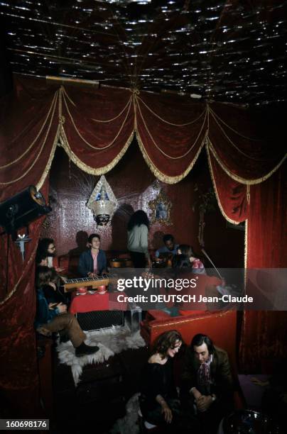 Nightclubs And Cabarets In Paris. A Paris, en février 1970, dans un cabaret ou une boîte de nuit, un groupe de personnes joue de la guitare, de...