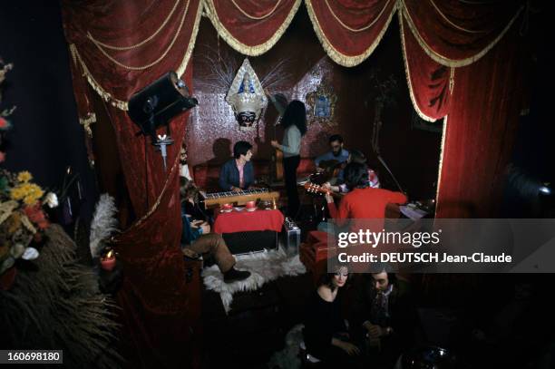 Nightclubs And Cabarets In Paris. A Paris, en février 1970, dans un cabaret ou une boîte de nuit, un groupe de personnes joue de la guitare, de...