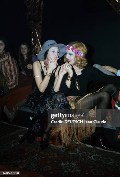 Nightclubs And Cabarets In Paris. A Paris, en février 1970, dans un cabaret ou une boîte de nuit, une femme portant des collants noirs sous une jupe...