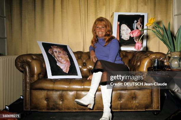 Ariane Lancell. En mars 1970, portrait de l'actrice et éditrice Ariane LANCELL, souriante, assise jambes croisées, sur un canapé en cuir...