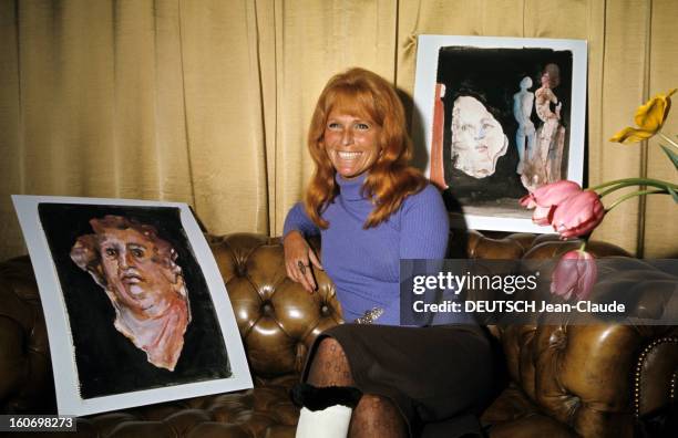 Ariane Lancell. En mars 1970, portrait de l'actrice et éditrice Ariane LANCELL, souriante, assise jambes croisées, sur un canapé en cuir...