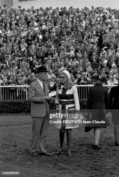 The Prix De Larc De Triomphe -topyo, Ridden By Wb Pyers Winner. Longchamp, Hippodrome - 9 octobre 1967- Lors du Prix de l'Arc de Triomphe remporté...