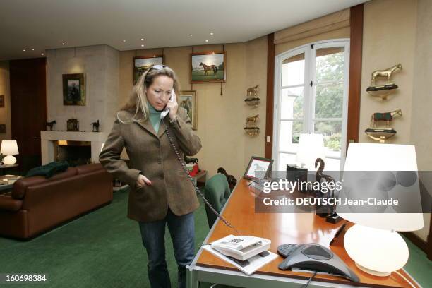 Rendezvous With Zahra Aga Khan. Zahra AGA KHAN téléphonant dans son bureau des haras d'AIGLEMONT près de CHANTILLY.