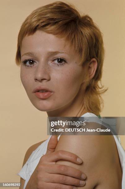 Actress Catherine Jourdan, On The Occasion Of Film 'L'eden Et Apres' By Alain Robbe-grillet. En avril 1970, sur fond beige, portrait en studio de...