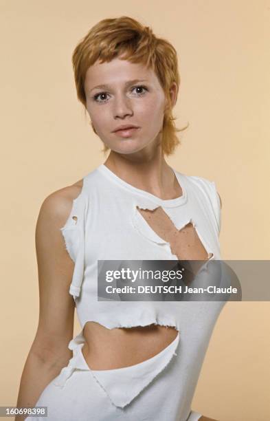 Actress Catherine Jourdan, On The Occasion Of Film 'L'eden Et Apres' By Alain Robbe-grillet. En avril 1970, sur fond beige, portrait en studio de...