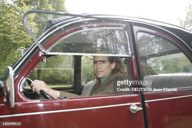 Rendezvous With Zahra Aga Khan. Zahra AGA KHAN au volant de sa 2 CV Citroën dans le parc des haras d'AIGLEMONT près de CHANTILLY.