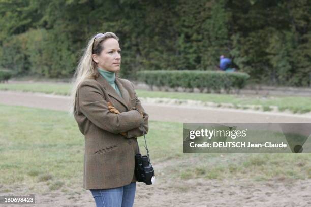 Rendezvous With Zahra Aga Khan. Plan de trois-quarts de Zahra AGA KHAN regardant les chevaux des haras des AGA KHAN à l'entraînement à AIGLEMONT près...