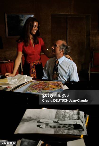 Rendezvous With Eddie Barclay And His 4th Wife, Beatrice. France- 1970- A l'occasion de son quatrième mariage avec Béatrice. Béatrice, vêtue d'un...