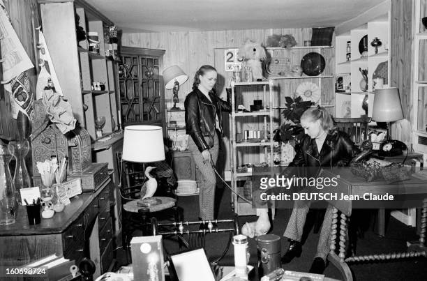 Gadgets Store, Paris. Paris- 25 Mai 1967- Reportage sur une boutique de gadgets: niveau mezzanine, vue intérieure de l'aménagement avec tous ses...