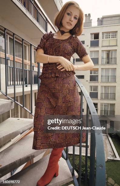 Rendezvous With Nicole Calfan. France- 1970- Nicole CALFAN, actrice française, vêtue d'une robe à imprimé de ton bordeaux et de bottes de cuir rouge,...
