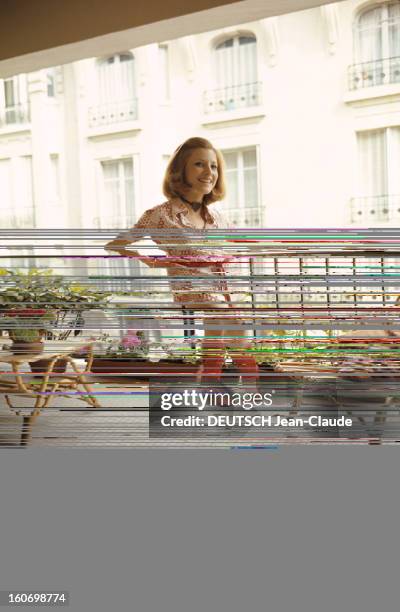 Rendezvous With Nicole Calfan. France- 1970- Nicole CALFAN, actrice française, vêtue d'une robe courte à col ouvert, imprimé fleuri, une ceinture de...