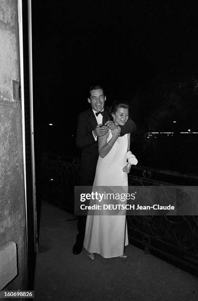 Ball In Hotel Lambert, Paris. Paris - 24 juin 1967 - Sur un balcon de l'l'Hôtel Lambert, un homme enlaçant une femme, lors d'un bal organisé par...