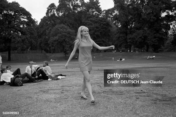 Rendezvous With Olinka Berova. Londres- 24 Juillet 1967- Olinka BEROVA, actrice tchécoslovaque, cheveux longs dénoués, en robe courte sans manche,...