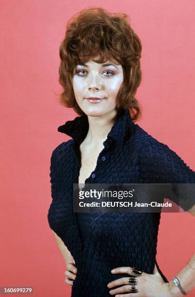 Rendezvous With Linda Thorson In London. Portrait de Linda THORSON, portant un chemisier bleu nuit; vue de face.