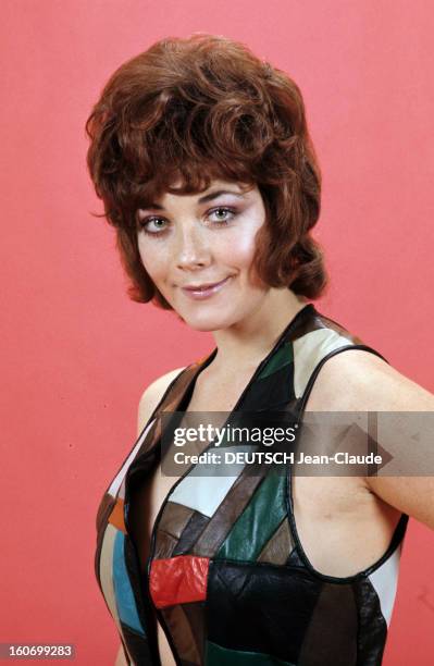 Rendezvous With Linda Thorson In London. Portrait de Linda THORSON, portant un blouson en patchwork coloré, sans manches, mains en arrière; vue de...