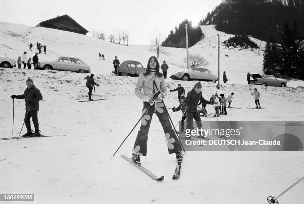 Close-up Of Francoise Macchi. En France, à Val d'Isère, le 28 décembre 1971, Françoise MACCHI, skieuse alpine française, porte un pantalon 'pattes...