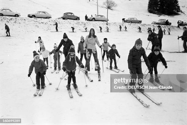 Close-up Of Francoise Macchi. En France, à Val d'Isère, le 28 décembre 1971, Françoise MACCHI, skieuse alpine française, porte un pantalon 'pattes...