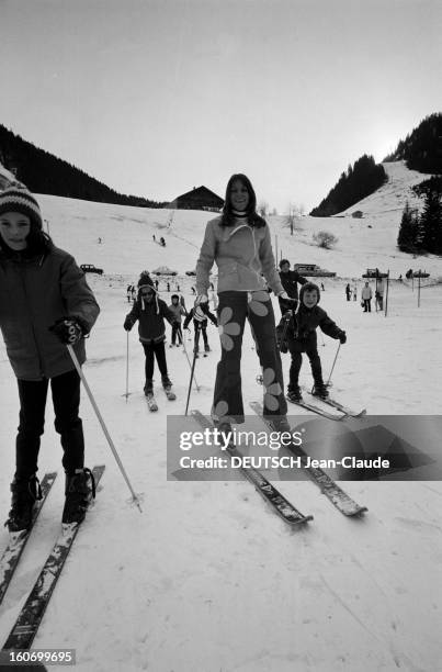 Close-up Of Francoise Macchi. En France, à Val d'Isère, le 28 décembre 1971, Françoise MACCHI, skieuse alpine française, porte un pantalon 'pattes...